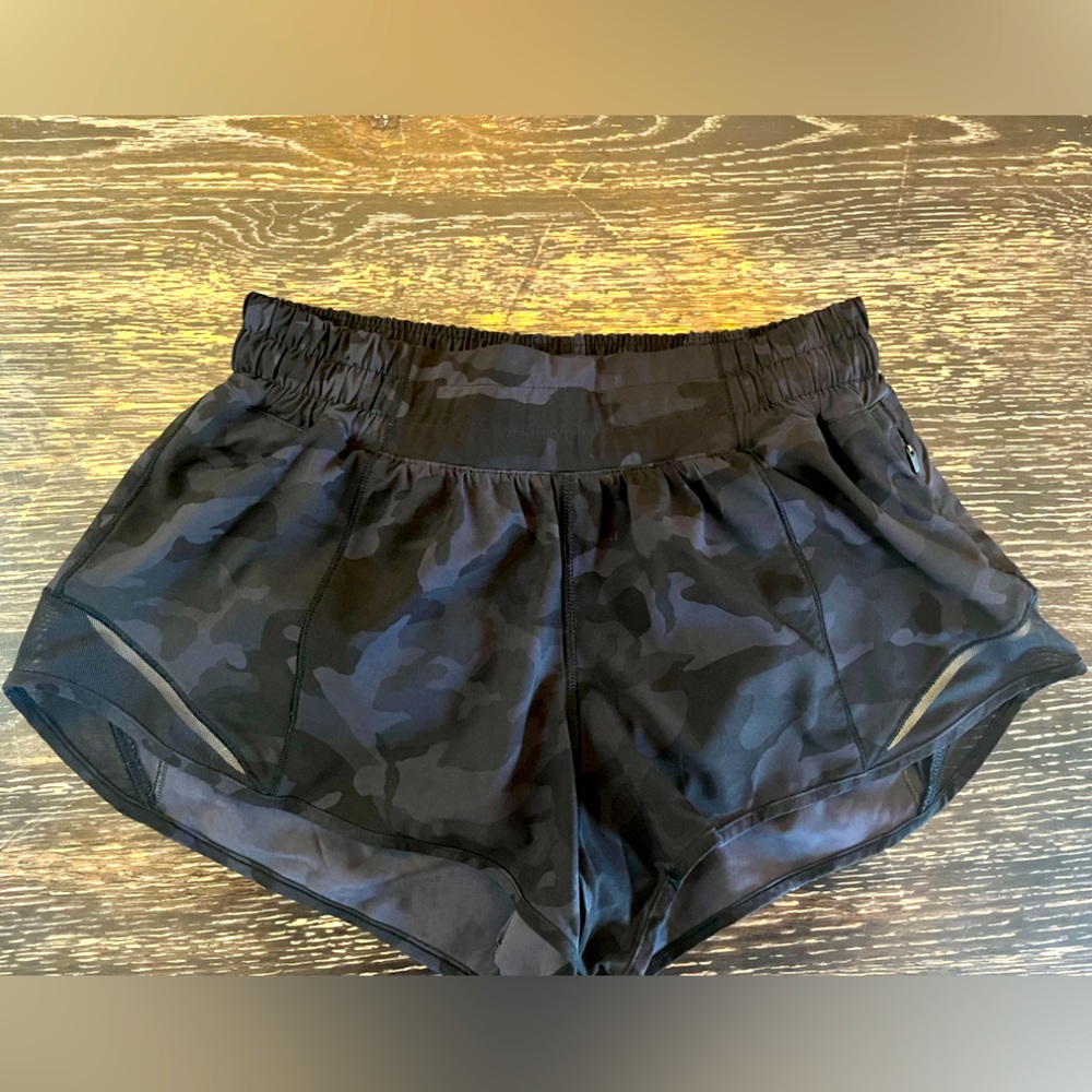 Lululemon-Women’s- Hotty Hot Short-2.5in Low Rise, Lined-Camo Print-Size 4